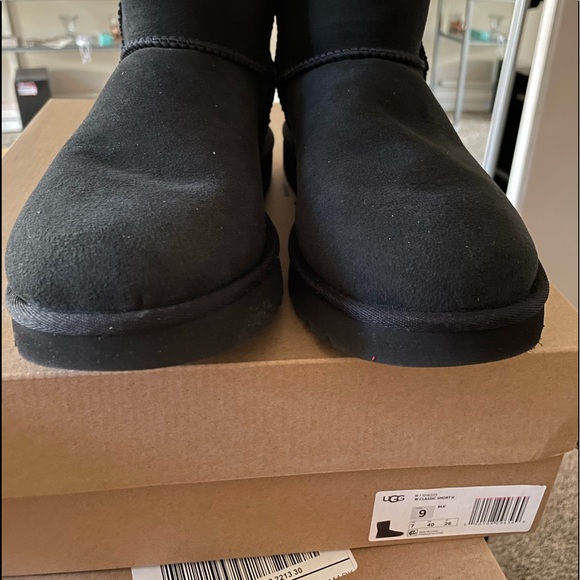 NWOT.. UGG Classic Short - Picture 4 of 7